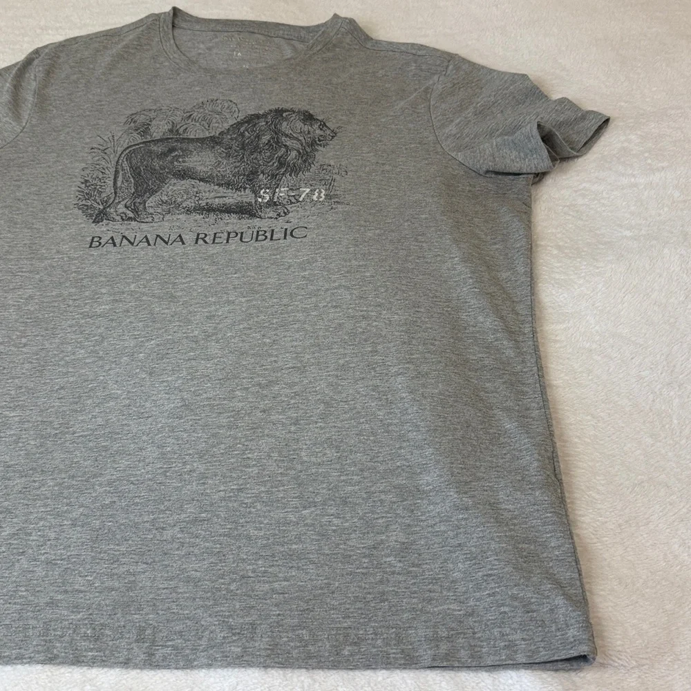 🦁Banana Republic Graphic Tee Lion Tee